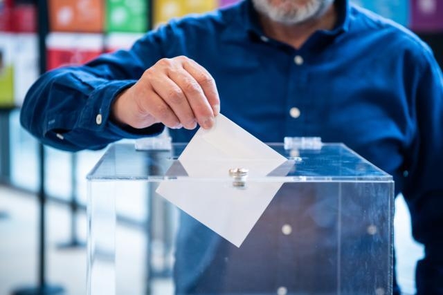 Ubacivanje glasačkog listića u glasačku kutiju