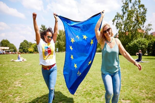 Mladi sa EU zastavom